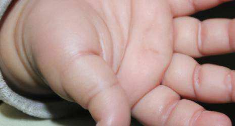¿El contacto piel a piel influye en la comunicación temprana de un bebé?