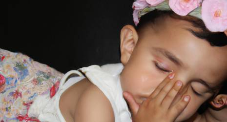 ¿Qué debo hacer si mi bebé se despierta llorando en medio de la noche?