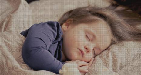 ¿Qué hacer si el bebé rechaza dormir en la cuna o moisés?